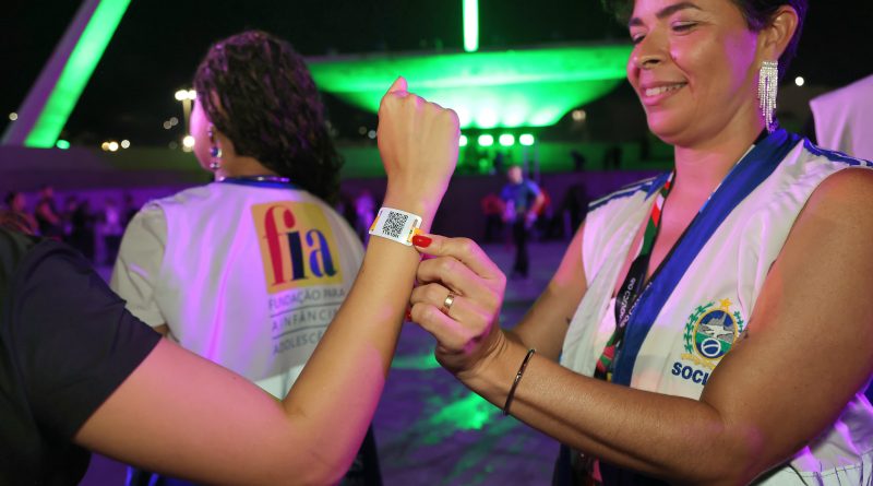 Governo do Estado no Sábado das Campeãs: Pulseiras com QR Code distribuídas pela FIA facilitam reencontro de crianças e adolescentes que se separam de seus responsáveis