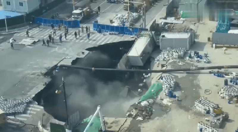 Rua de Shangai, na China, desaba e forma enorme cratera