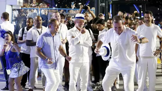 Além de Lula no camarote de Paes, políticos dão o tom dentro e fora da Sapucaí durante primeira noite de desfiles; confira