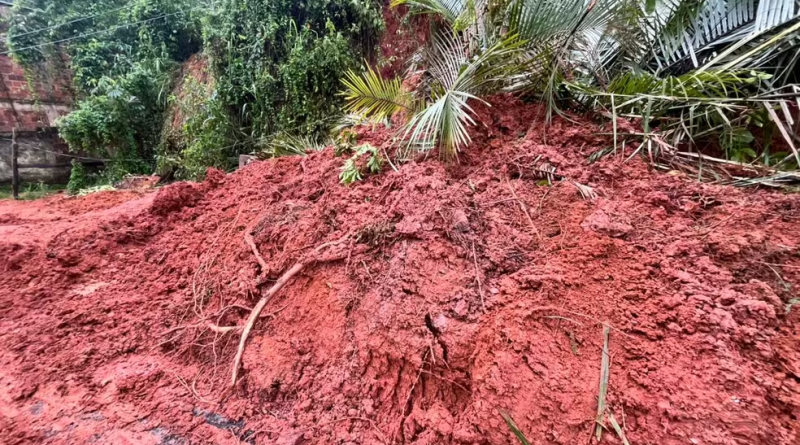 Criança de 5 anos morre após ser soterrada em deslizamento provocado por chuva no RJ