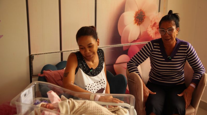 Recém-nascidos entram no clima de Carnaval e transformam maternidade em cenário de alegria e afeto