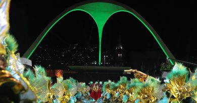 Governador Cláudio Castro acompanha último dia de desfiles do Grupo Especial no Sambódromo. Veja quais escolas desfilam hoje