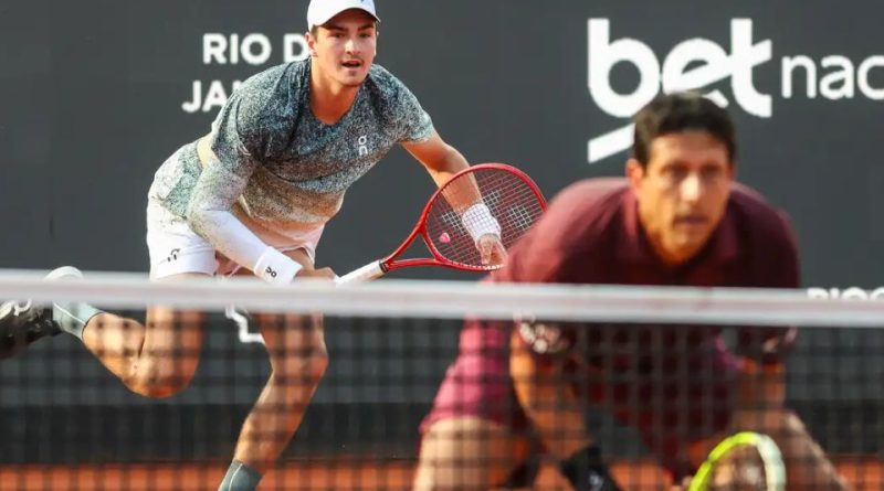 João Fonseca e Marcelo Melo disputam semifinal de duplas no Rio Open