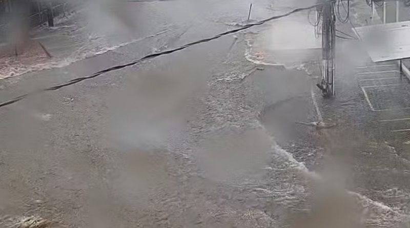 Forte chuva no Rio provoca alagamentos e prefeitura decreta estágio 2 de atenção