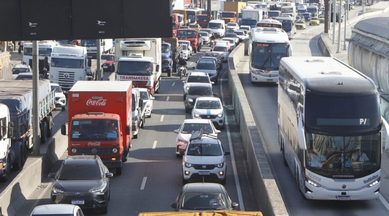 Colisão entre caminhões e moto deixa feridos na Avenida Brasil