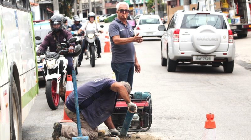 Trânsito seguro: Prefeitura de Teresópolis substitui balizadores danificados na Rua Tenente Luiz Meirelles