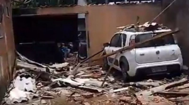 Rompimento em tubulação da ETA Guandu alaga casas e destrói carros na Baixada