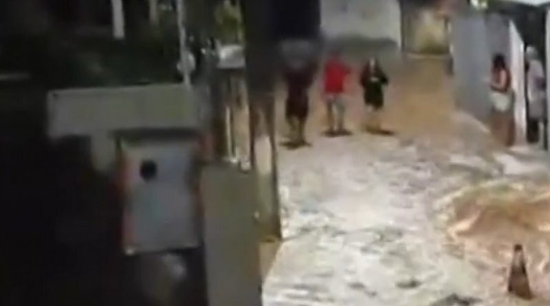 Tubulação de água volta a se romper em Xerém uma semana após outro vazamento na região