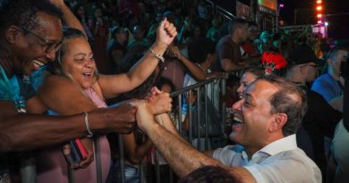 Luz, samba e emoção marcam segundo dia do Carnaval de Niterói