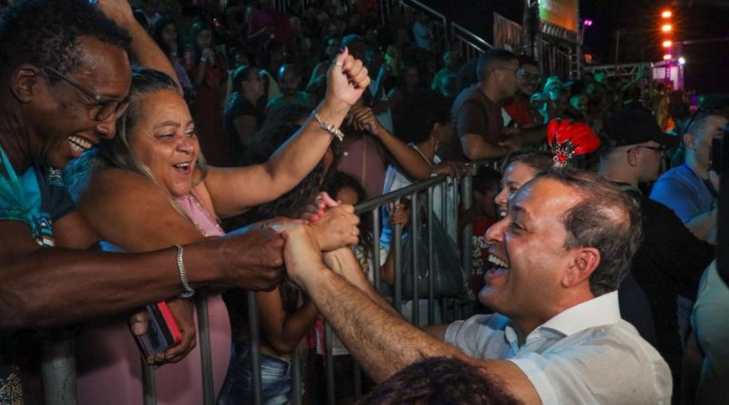 Luz, samba e emoção marcam segundo dia do Carnaval de Niterói