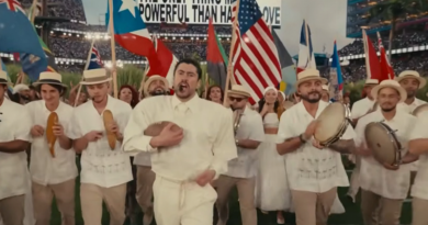 Bad Bunny exalta cultura latina em show no Super Bowl