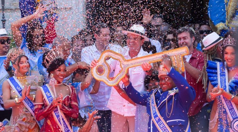 Rei Momo recebe a chave da cidade e declara início da folia no Rio