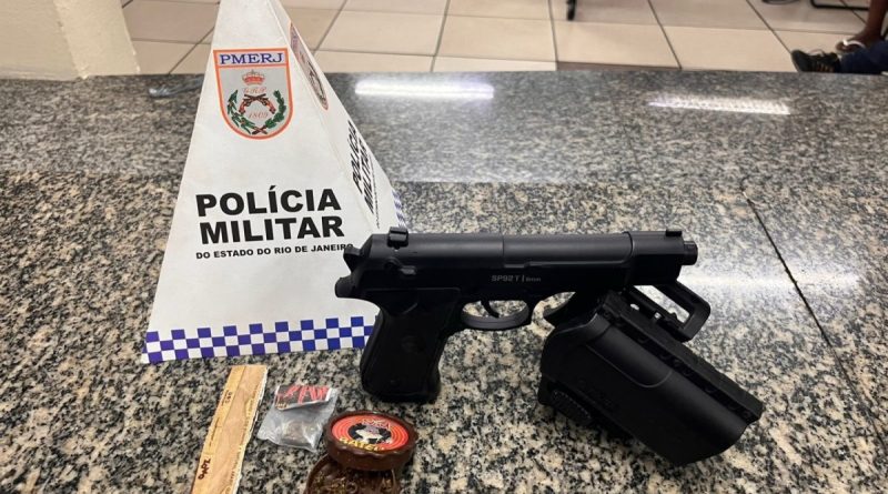 Quatro homens são presos com drogas e pistola falsa perto do Sambódromo