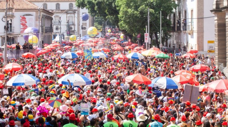 Cordão da Bola Preta arrasta multidão no Centro