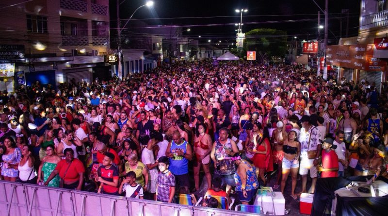 Sábado de Carnaval reúne grande público e movimenta São Pedro da Aldeia