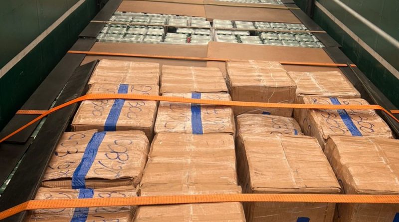 Carga de drogas do Comando Vermelho escondida em caminhão de cerveja é apreendida