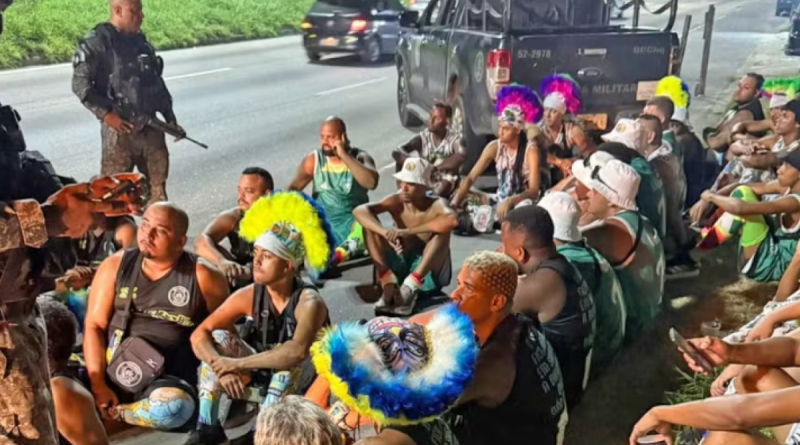 Mais de 120 bate-bolas são detidos pelo Choque na Avenida Brasil; armas e drogas são encontradas