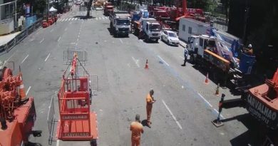 Pista usada para manobra de carros alegóricos das escolas de samba sofre afundamento