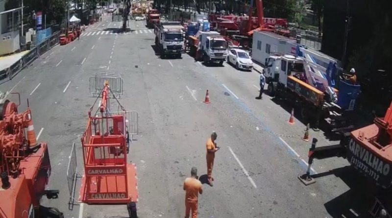 Pista usada para manobra de carros alegóricos das escolas de samba sofre afundamento