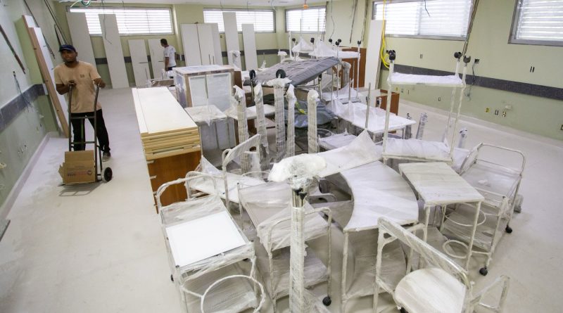 Primeiro equipamento do novo centro cirúrgico do Hospital São João Batista, em Volta Redonda, é instalado