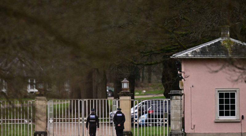 Polícia britânica realiza novas buscas em endereços ligados ao ex-príncipe Andrew