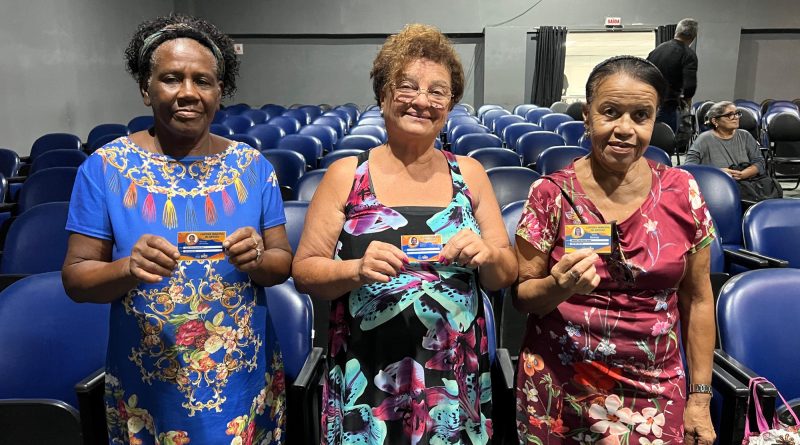 Rio das Ostras entrega novas carteiras do artesão e reforça apoio à atividade