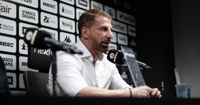 Vasco deseja fechar com substituto de Fernando Diniz até domingo