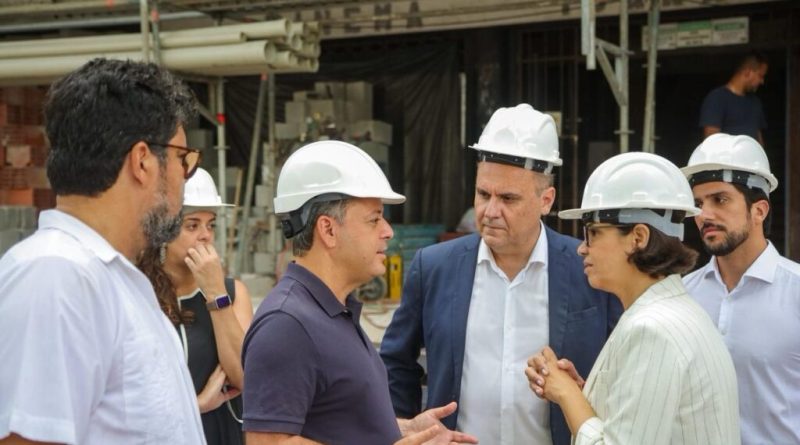 Prefeito Rodrigo Neves vistoria obras de reforma do Cinema Icaraí
