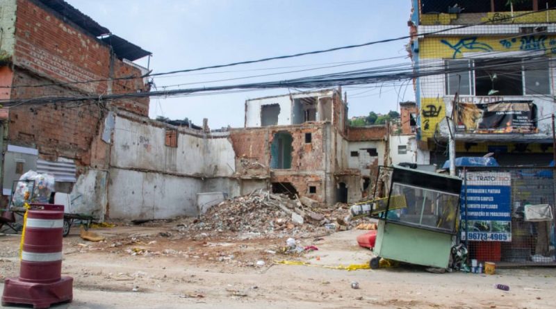 Menina que ficou soterrada em desabamento na Favela do Metrô recebe alta depois de 21 dias