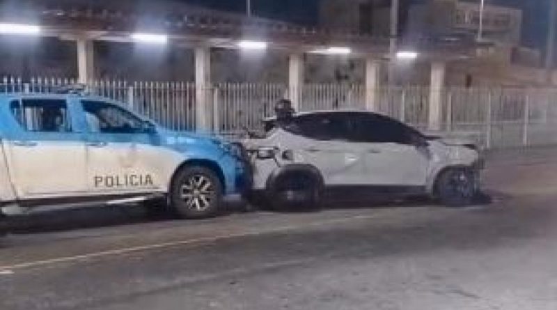 Perseguição seguida de tiroteio termina em acidente, em Ramos