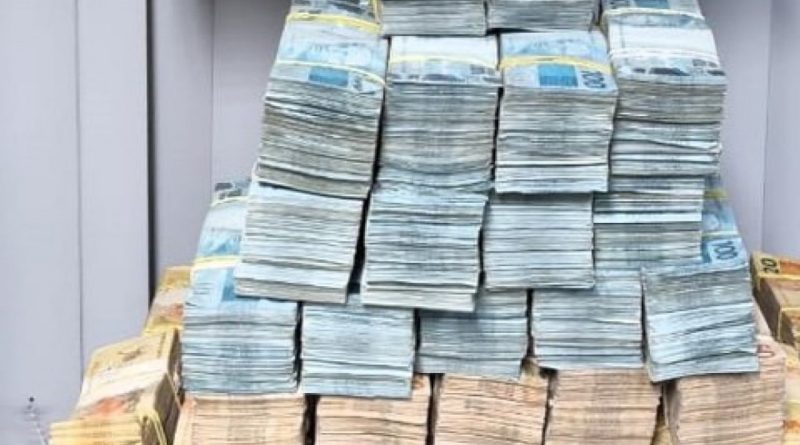 PRF apreende R$ 2 milhões em espécie escondidos em carro em SC