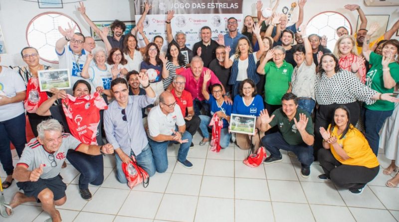 Com a presença de Zico, doações do Jogo das Estrelas são entregues a instituições