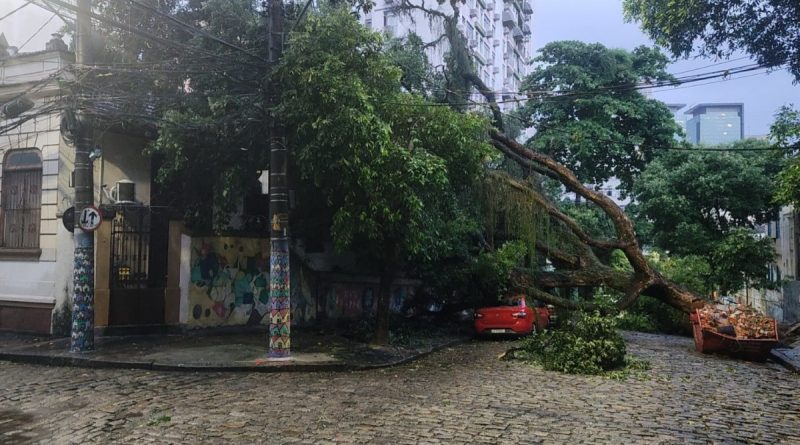 Chuva causa transtornos no Rio; estado segue em alerta vermelho devido a risco de mais temporal