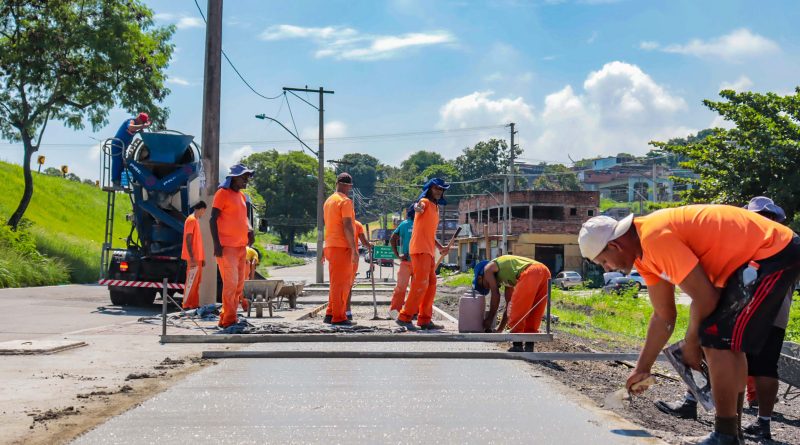 Prefeitura de São Gonçalo concreta novas calçadas em obras na entrada do Porto do Rosa
