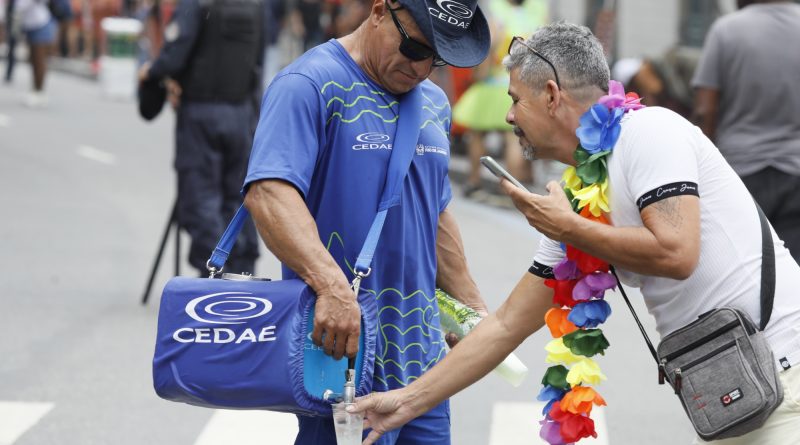 Governo do Estado oferece pontos de hidratação para foliões durante o Carnaval