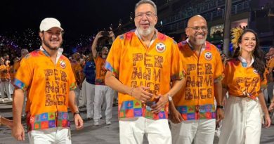 Prefeito Márcio Canella desfila na Inocentes e acredita que escola irá brigar pelo título