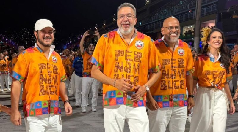 Prefeito Márcio Canella desfila na Inocentes e acredita que escola irá brigar pelo título