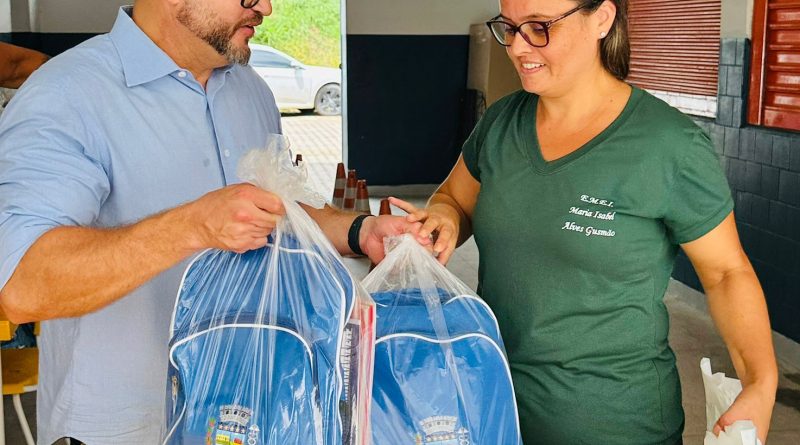 Entrega dos uniformes escolares em Pinheiral beneficia cerca de 4 mil alunos