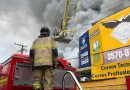 Corpo de Bombeiros atua em incêndio de grande proporções em estabelecimento comercial em Ramos, na Zona Norte