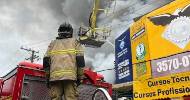 Corpo de Bombeiros atua em incêndio de grande proporções em estabelecimento comercial em Ramos, na Zona Norte
