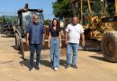 Vice-prefeita e secretário visitam obras de pavimentação  com novo asfalto no Vale do Ipê