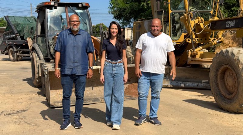 Vice-prefeita e secretário visitam obras de pavimentação  com novo asfalto no Vale do Ipê