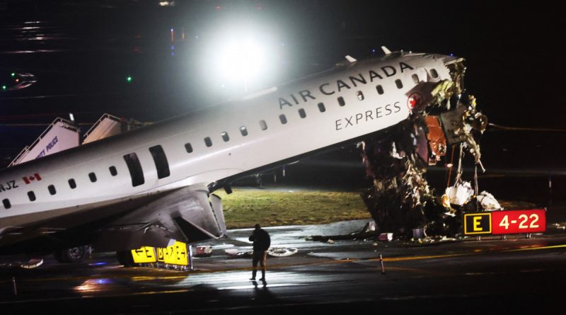 Duas pessoas morrem após avião colidir com caminhão em aeroporto de Nova York