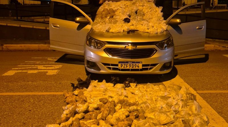 Mulher é presa com drogas em Arraial do Cabo