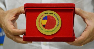 Levy Gasparian recebe Selo Ouro Nacional de Compromisso com a Alfabetização