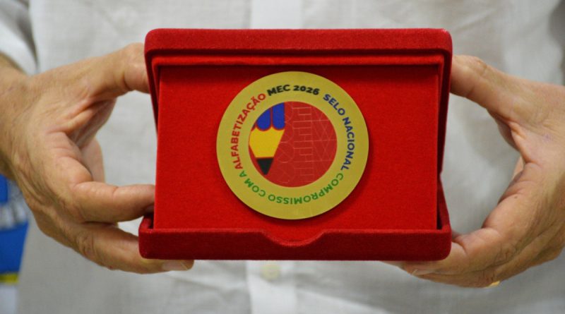 Levy Gasparian recebe Selo Ouro Nacional de Compromisso com a Alfabetização