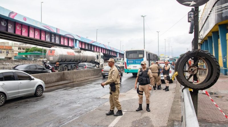 Mais de 24 horas após incêndio, Avenida Brasil é totalmente liberada
