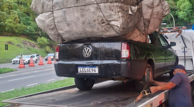Carro é multado e rebocado por transportar carga de recicláveis no Túnel Rebouças