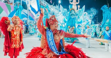Beija-Flor promove desfile especial para celebrar o vice-campeonato