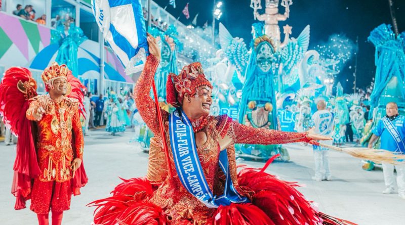 Beija-Flor promove desfile especial para celebrar o vice-campeonato